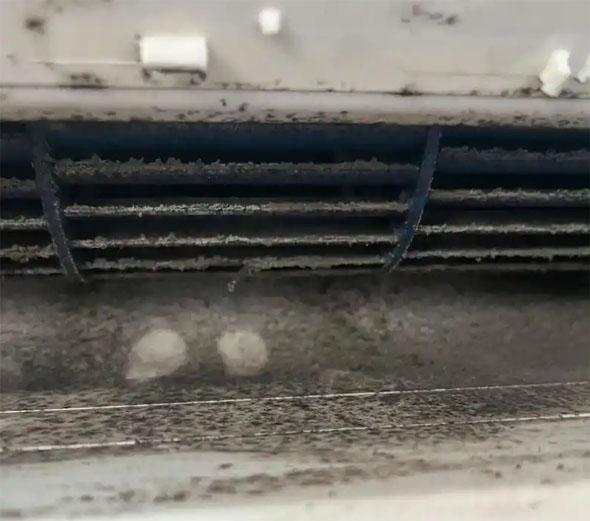 源城空调吹的风有股烧焦味是怎么回事